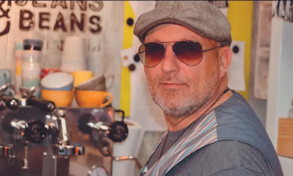 Foto von Inhaber Alex Koller von Jeans & Beans aus Zingst