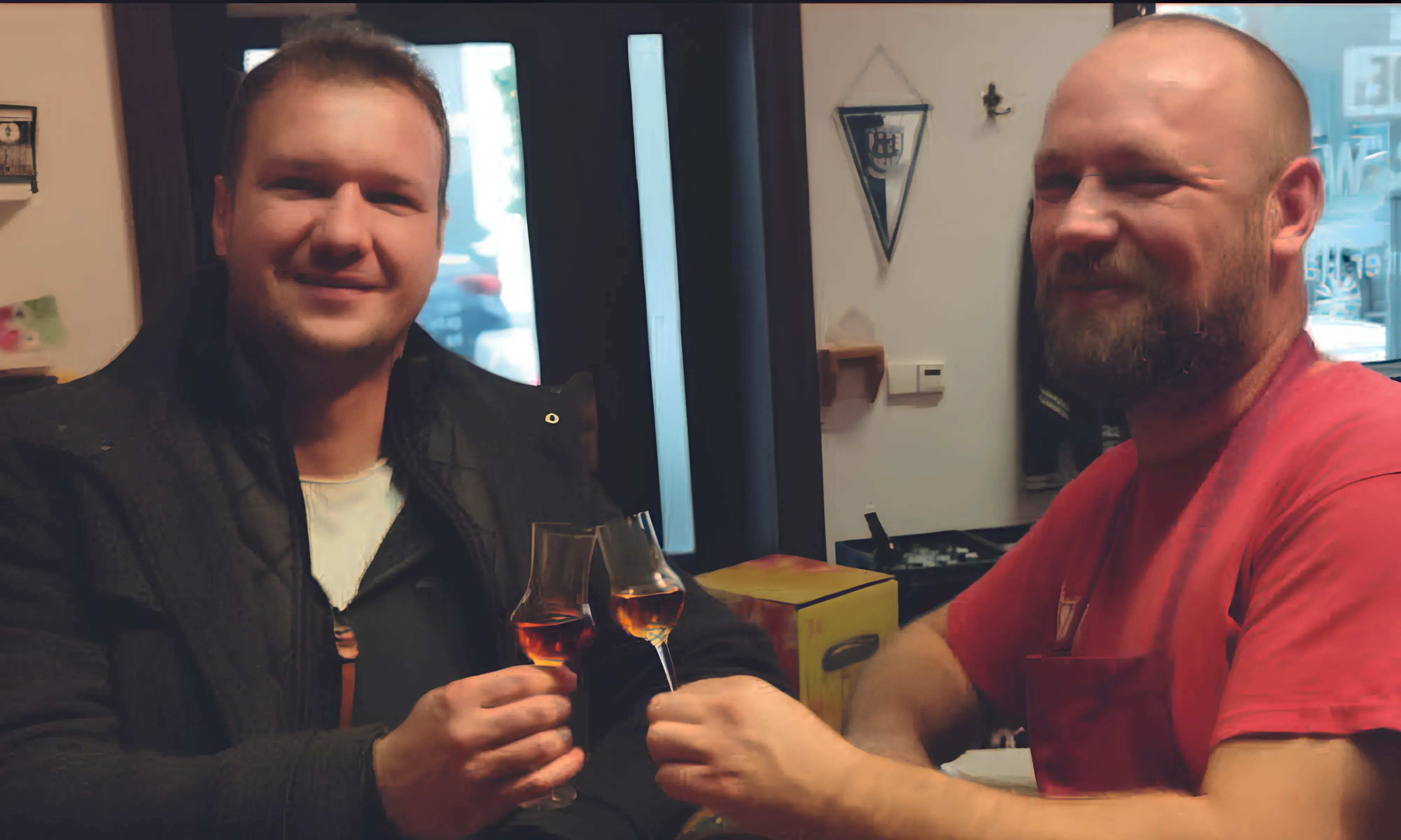 Foto von Marian Menzel (Inhaber von HeulNichtRum) mit Marcus Gude (Inhaber von Gude