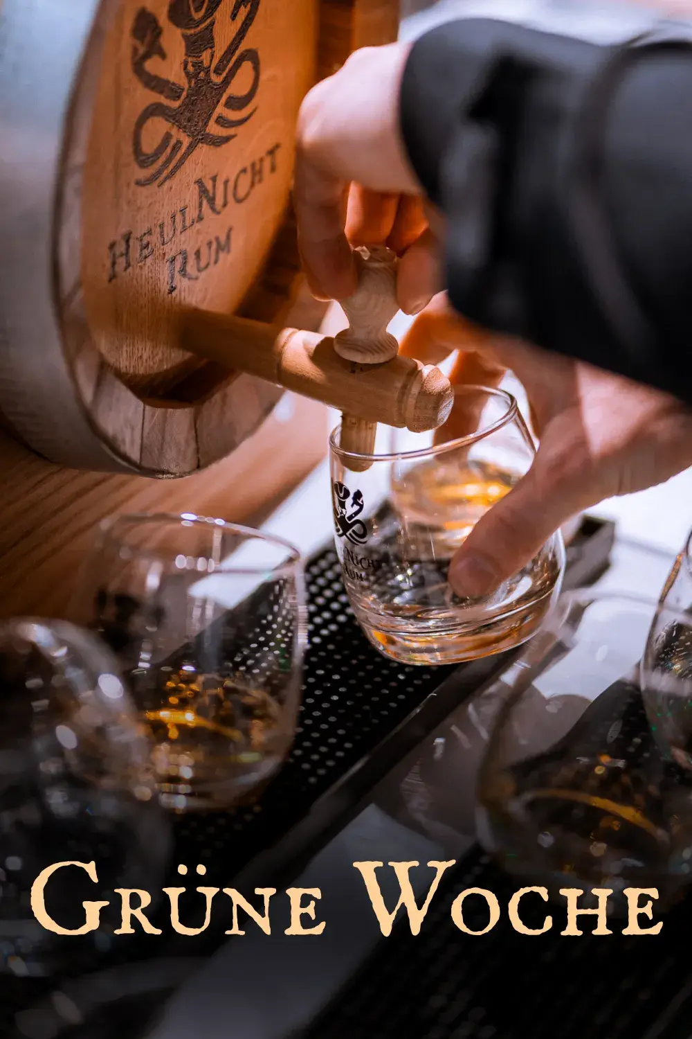 HeulNichtRum wird aus dem Fass gegossen HeulNichtRum wird aus dem Fass gegossen